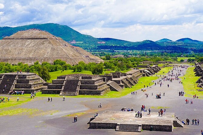 Pyramids of Teotihuacán and Basilica of Guadalupe - Getting to Teotihuacán: private transport + real context in transit