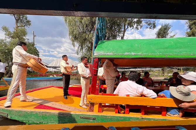 Riding Boats +Warm Mex Food+ Frida Kahlo's neighborhood (private) - The private guide experience: what to expect from the team