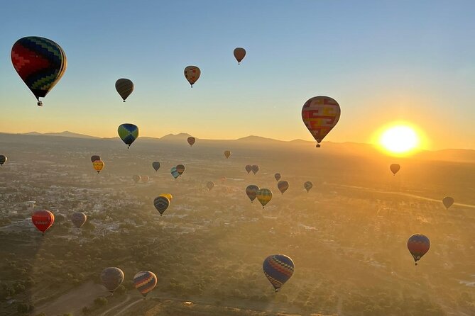 Sunrise Balloon Flight over Teotihuacan and Breakfast in Cueva - Quick Mexico City stop: Angel of Independence views