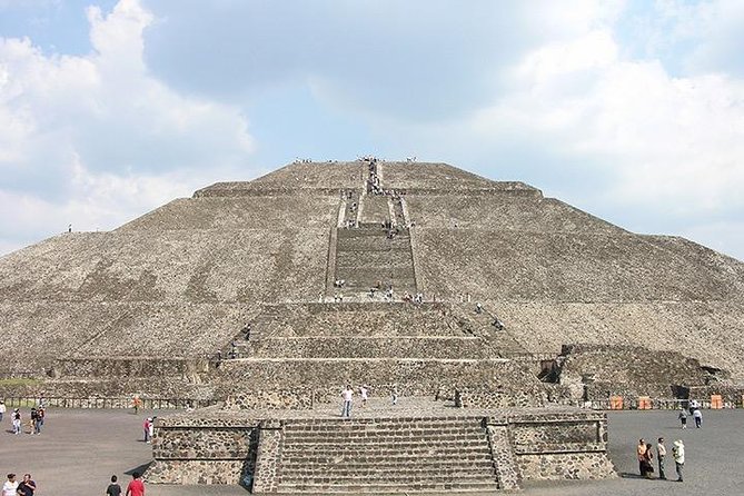 Teotihuacan and Basilica of Guadalupe with mezcal, tequila & handcrafts - Basilica de Santa María de Guadalupe: free entry, short visit, huge meaning