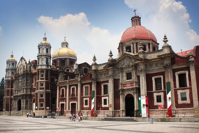 Teotihuacan & Basilica Guadalupe Tour with lunch - Teotihuacán archaeological zone: climbing the Sun and Moon pyramids