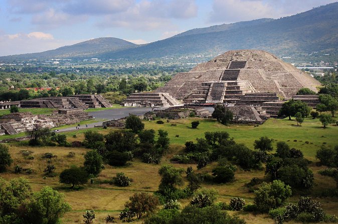Teotihuacan & Basilica Guadalupe Tour with lunch - Guide and driver: why language and pacing change everything