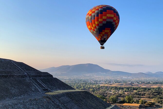 Teotihuacan Hot Air Balloon Flight from Mexico City / Volare - Volare check-in: coffee, warm-up gear, and watching the balloons come alive