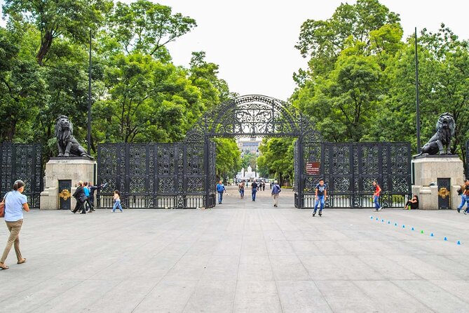 Teotihuacan Pyramids and Mexico City Tour - Basilica de Santa Maria de Guadalupe: Mariana Square to the modern temple