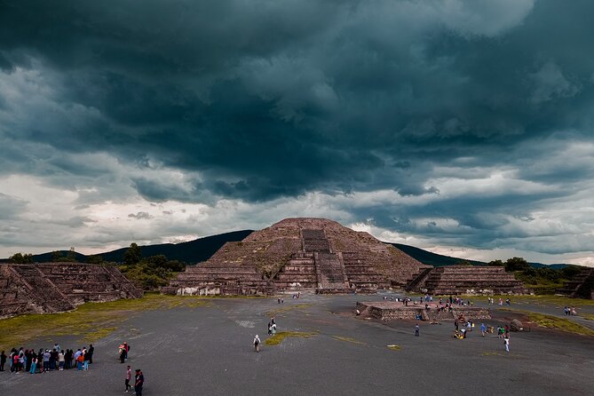 Teotihuacán Pyramids Tour, Guadalupe Sanctuary and 3 cultures - Stop 1: Teotihuacán Pyramids circuit and what to notice