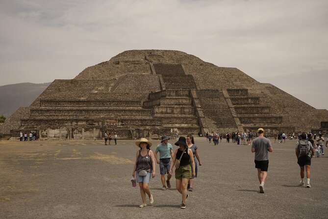 Teotihuacan Pyramids with Cave Visit and CDMX Transportation - Stop 5: Huehueteotl restaurant time—meal timing without lunch coverage