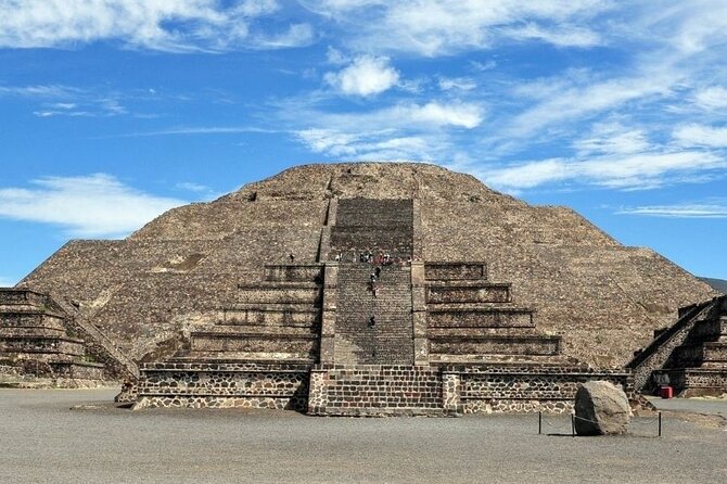 Teotihuacan, Shrine of Guadalupe & Tlatelolco - Pickup, meeting points, and the A/C vehicle: where smooth days start