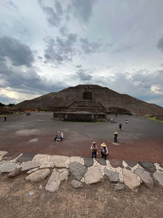 Teotihuacan VIP: Tour of the pyramids and Basilica of Guadalupe, tourist areas - Getting picked up in Mexico City without the stress