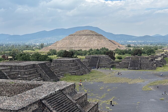 Teotihuacan without obligatory stops. No shops or restaurants. - Entering the Archaeological Zone: Causeway of the Dead First