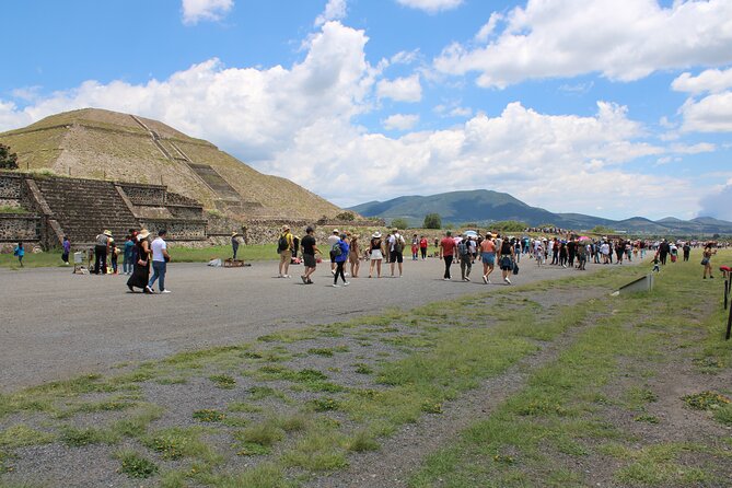The best tour to Teotihuacán from Mexico City - The walk on the Causeway: how the route feels in practice