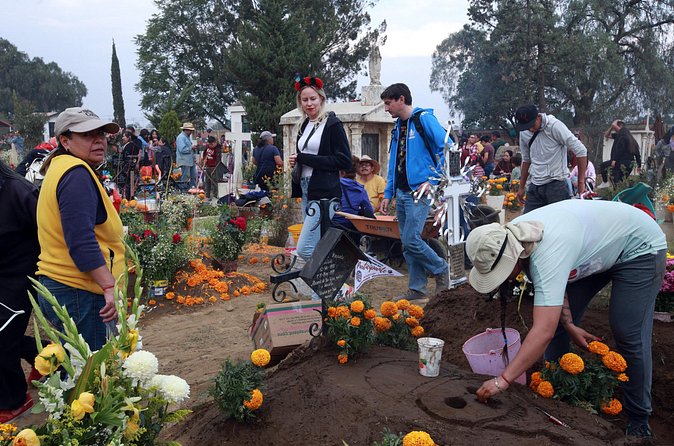 The real "Dia de muertos" tour in Mixquic + secret cemetery - Practical tips for a 10:00 am start and a long evening