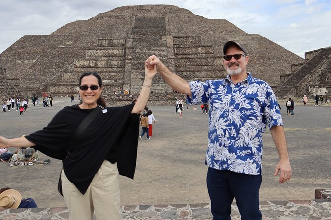 Tour to Teotihuacan, Basilica of Guadalupe and Tlatelolco - Basilica de Santa Maria de Guadalupe: guided, 1 hour, big atmosphere