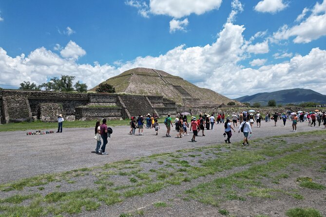 Tour to Teotihuacan with visit to ancient caves and CDMX transportation - Restaurant Huehueteotl Lunch: Filling Up Near the Site