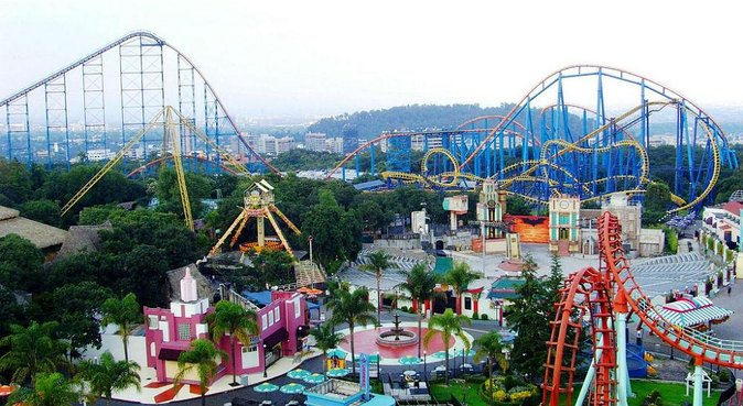 Transportation and access to Six Flags amusement park - The pickup experience: punctual, clean, and safely run