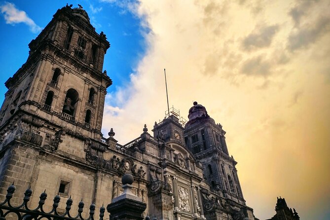 VIP City Tour In Mexico City Driver and Guide Included. - La Ciudadela artisan market: souvenirs with an optional brake