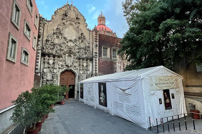 Walking Tour in Mexico City for Exploring their Cultural Heritage - Plaza de Santo Domingo: the art contrast you can feel