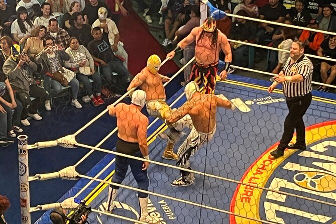 Wrestling + Tacos and Mezcal the best Experience - Guide power in English: Arlette and Vanessa’s role in your night