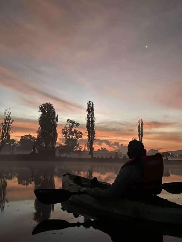 Xochimilco: amanecer en kayak Ciudad de México - Timing and the light changes: sunrise focus with real scenery breaks