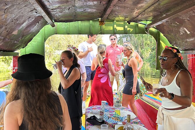 Xochimilco BOAT LIGHT PARTY WITH 1 DRINK AND 4 TAQUITOES + 18 - The Social Scene: Group Size, Host Energy, and Crowd Comfort