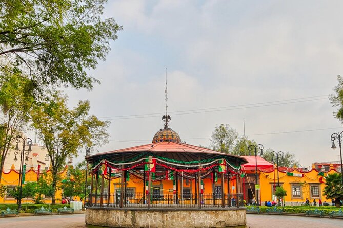 Xochimilco, Casa de Frida Kahlo, Coyoacán and UNAM - Xochimilco on trajineras: chinampas, flowers, music, and the one-hour window