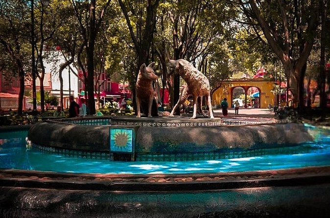 Xochimilco, Coyoacan and more tours - Frida Kahlo Blue House Exterior: Photo Time First, Entry Second