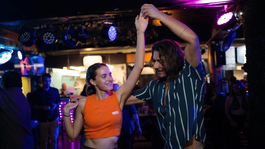 Zero to salsa for beginners - Inside the class: counting steps, following cues, and pairing up